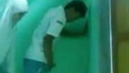 घर के पास एक बेंच पर सेक्सी फुल मूवी एचडी में महिला peeing