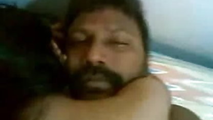 एक गुलाबी फुल सेक्सी फिल्म वीडियो में ब्लाउज में लड़की ।