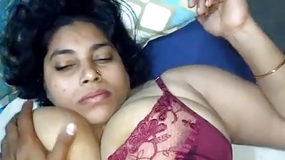 यूक्रेनी जो सेक्सी फिल्म अंग्रेजी फुल एचडी वीडियो चैट में अपने पति के साथ पैसे कमाता