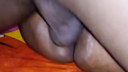 एक छात्र फ्राइज़ सेक्सी फुल ओपन एक शिक्षक पर उसके डेस्क